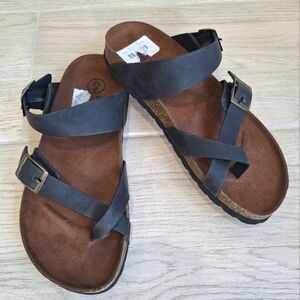 White Mountain Gracie black leather sandals with toe loop, adjustable buckle- 7